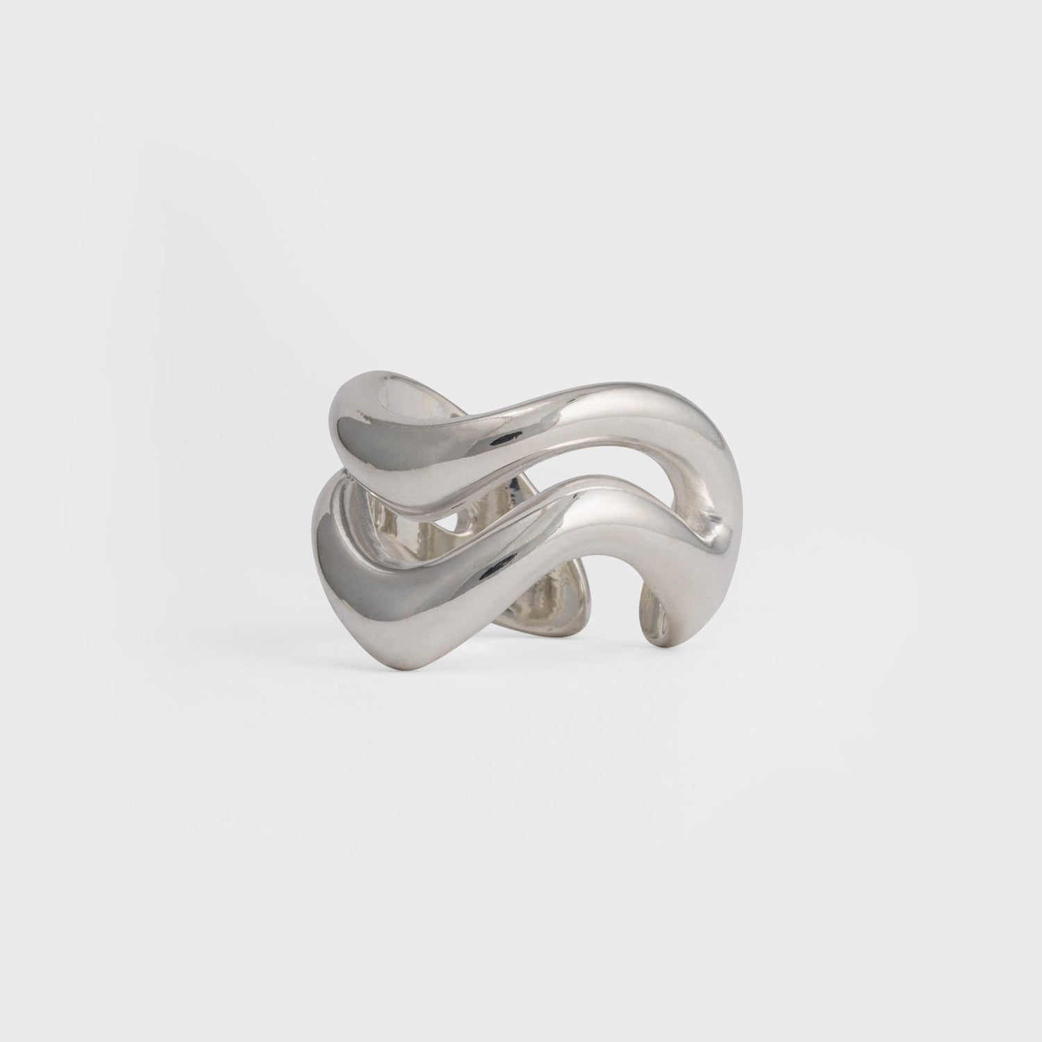 anillo artesanal con un diseño de doble banda brillante hecho en plata de ley 925