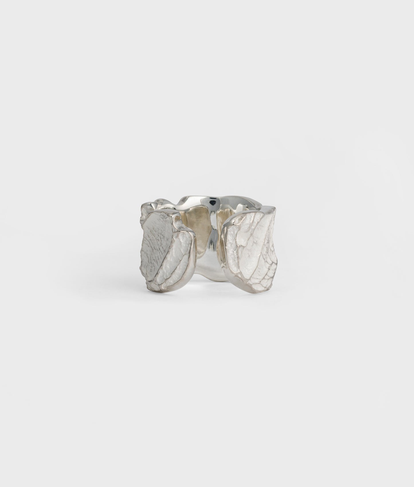 Anillo ajustable de plata de ley con texturas orgánicas.