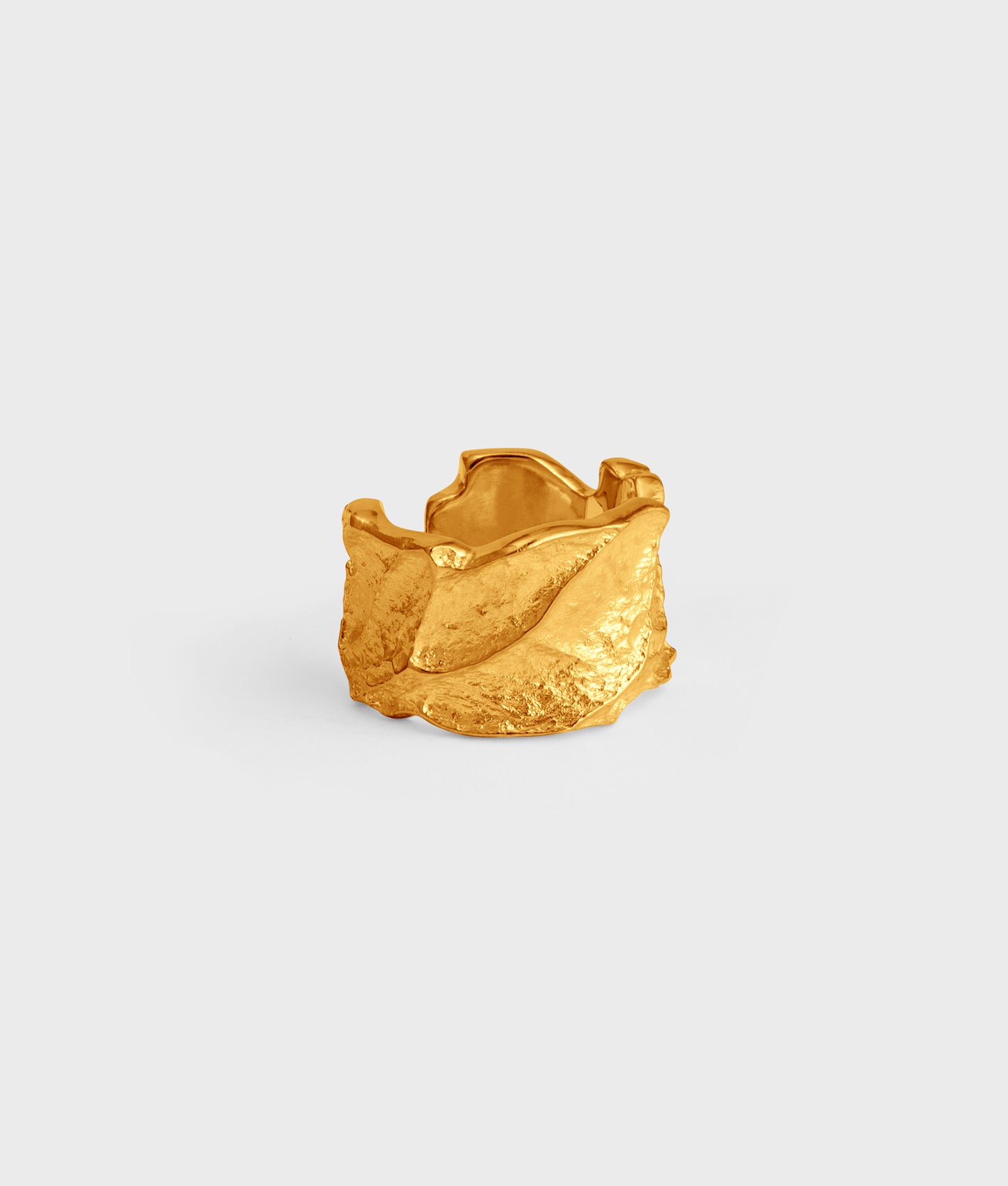 Anillo artesanal de la colección nymph con un diseño orgánico de texturas naturales.