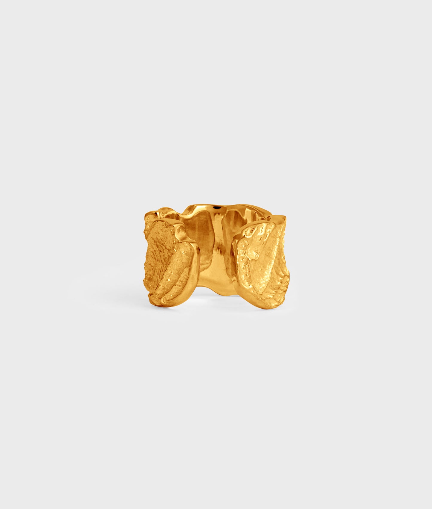 anillo ajustable de plata de ley 925 y chapado en oro de 18k con un diseño de texturas orgánicas.