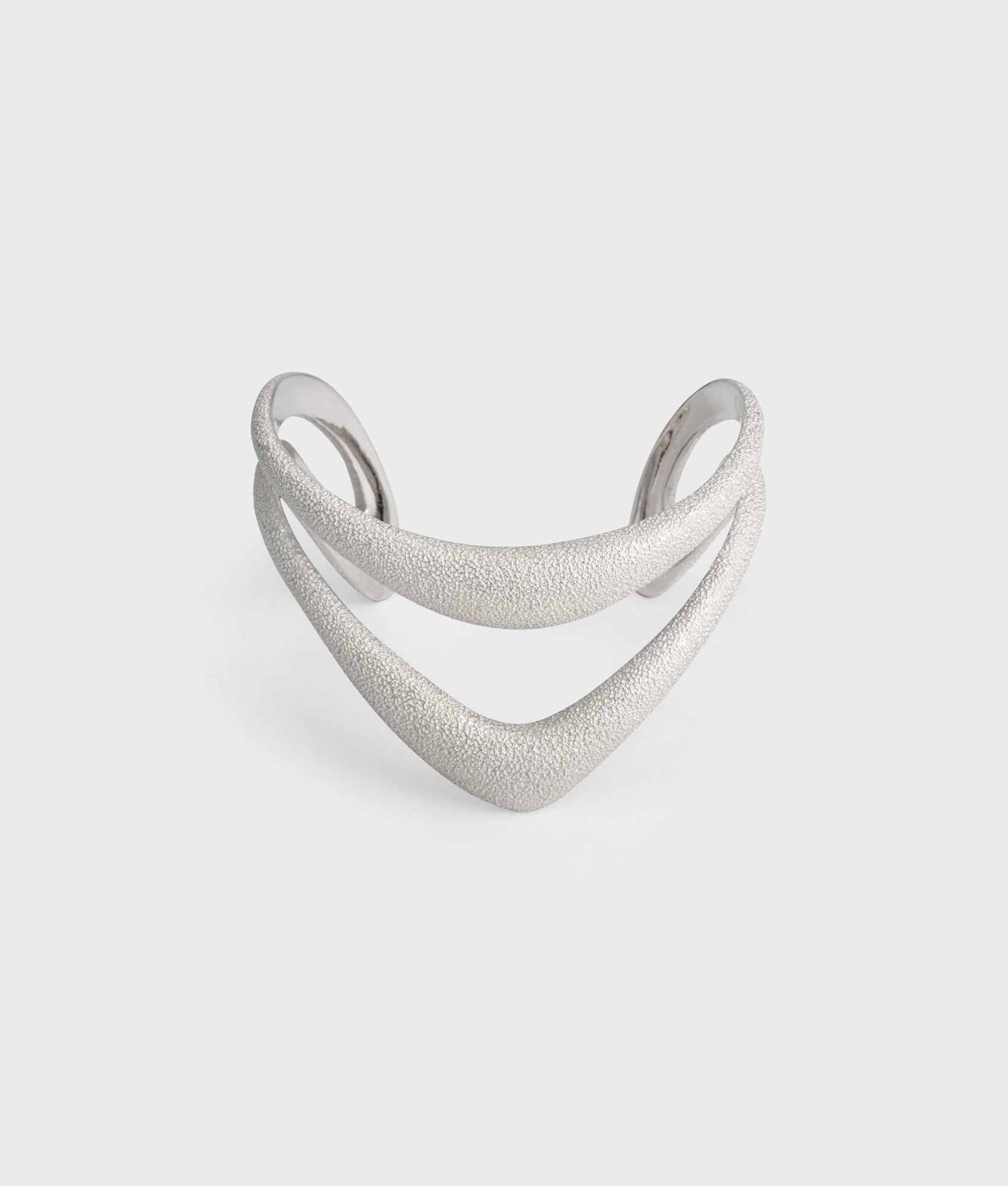 Brazalete artesanal de plata de ley de la colección eternal con un acabado texturizado en color blanco satinado