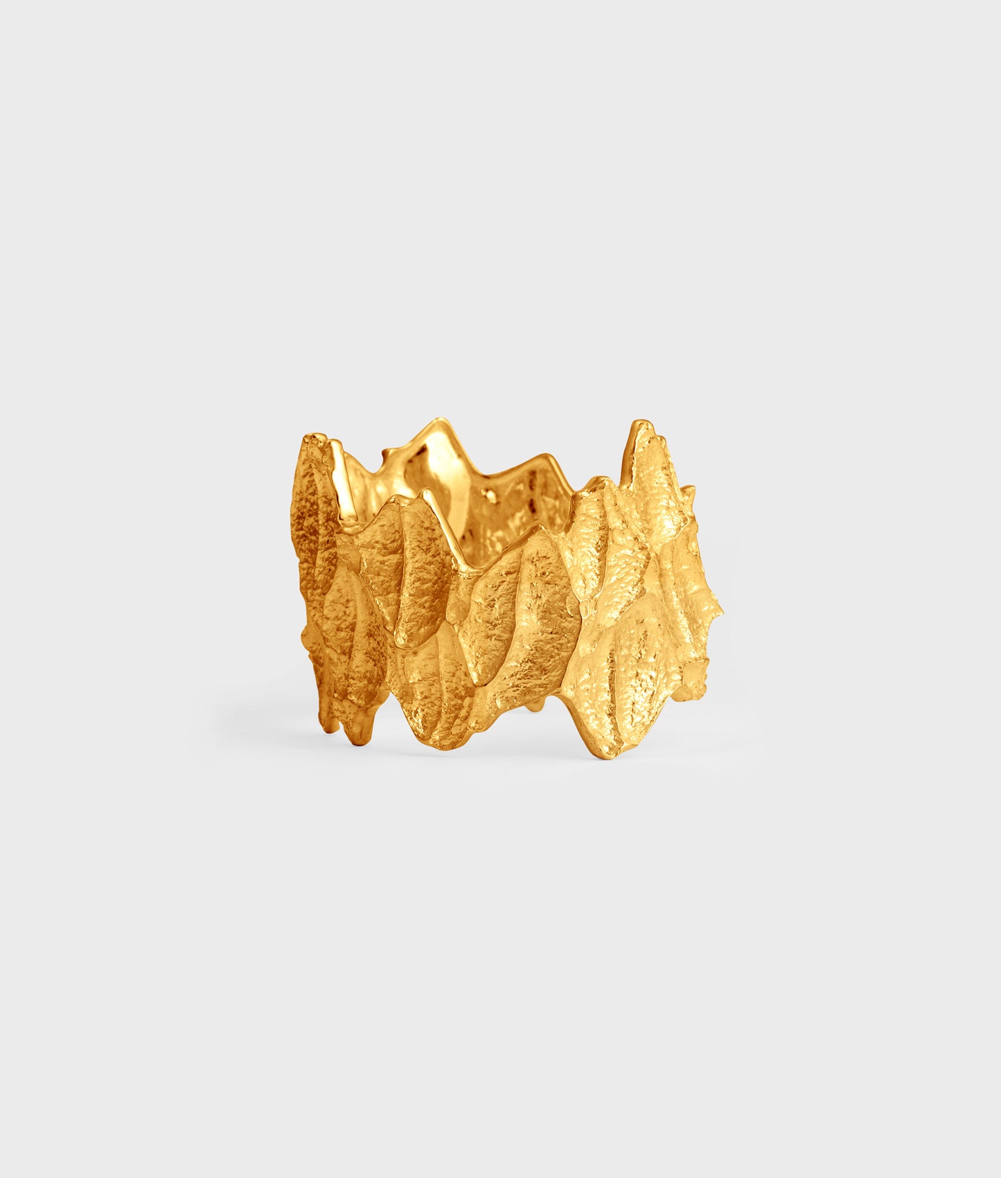 brazalete artesanal de plata de ley chapado en oro de 18k de la colección nymph con texturas orgánicas inspiradas en los bosques