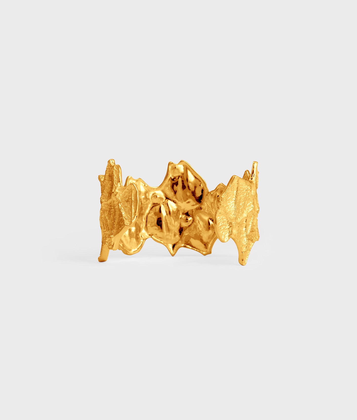 Brazalete ajustable de plata de ley 925 bañado en oro de 18k con un diseño orgánico y artesanal