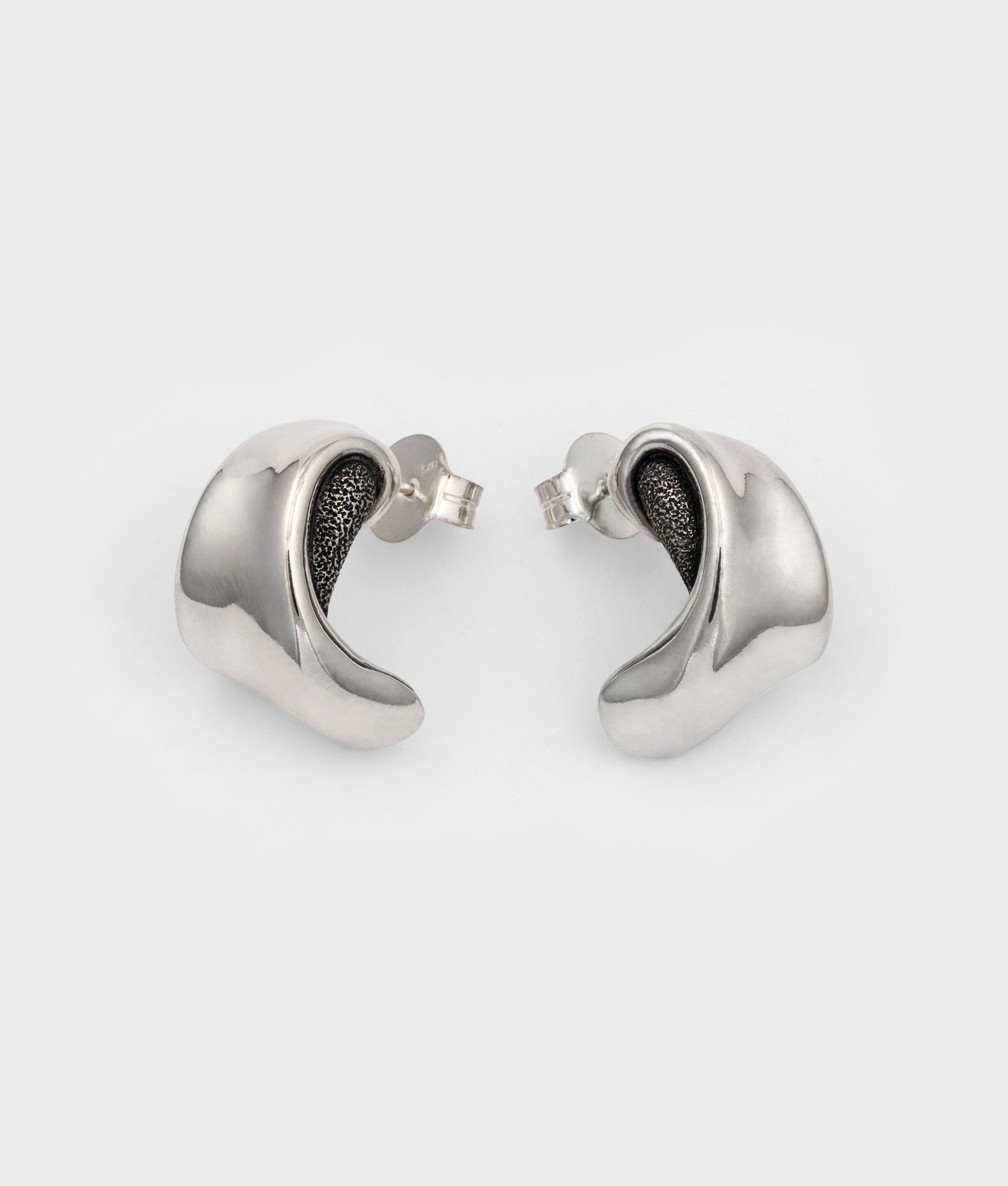 Pendientes artesanales de plata de ley 925 con diseño ondulado y una sección de textura arenosa de color negro