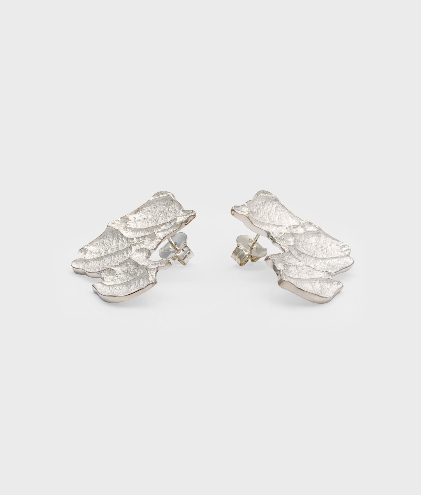 Pendientes artesanales con texturas en forma de hojas o pétalos hechos a mano en Plata de Ley 925