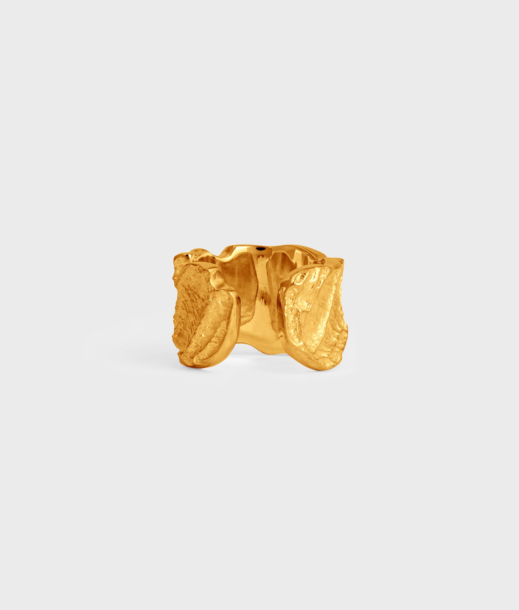 anillo ajustable de plata de ley 925 y chapado en oro de 18k con un diseño de texturas orgánicas.