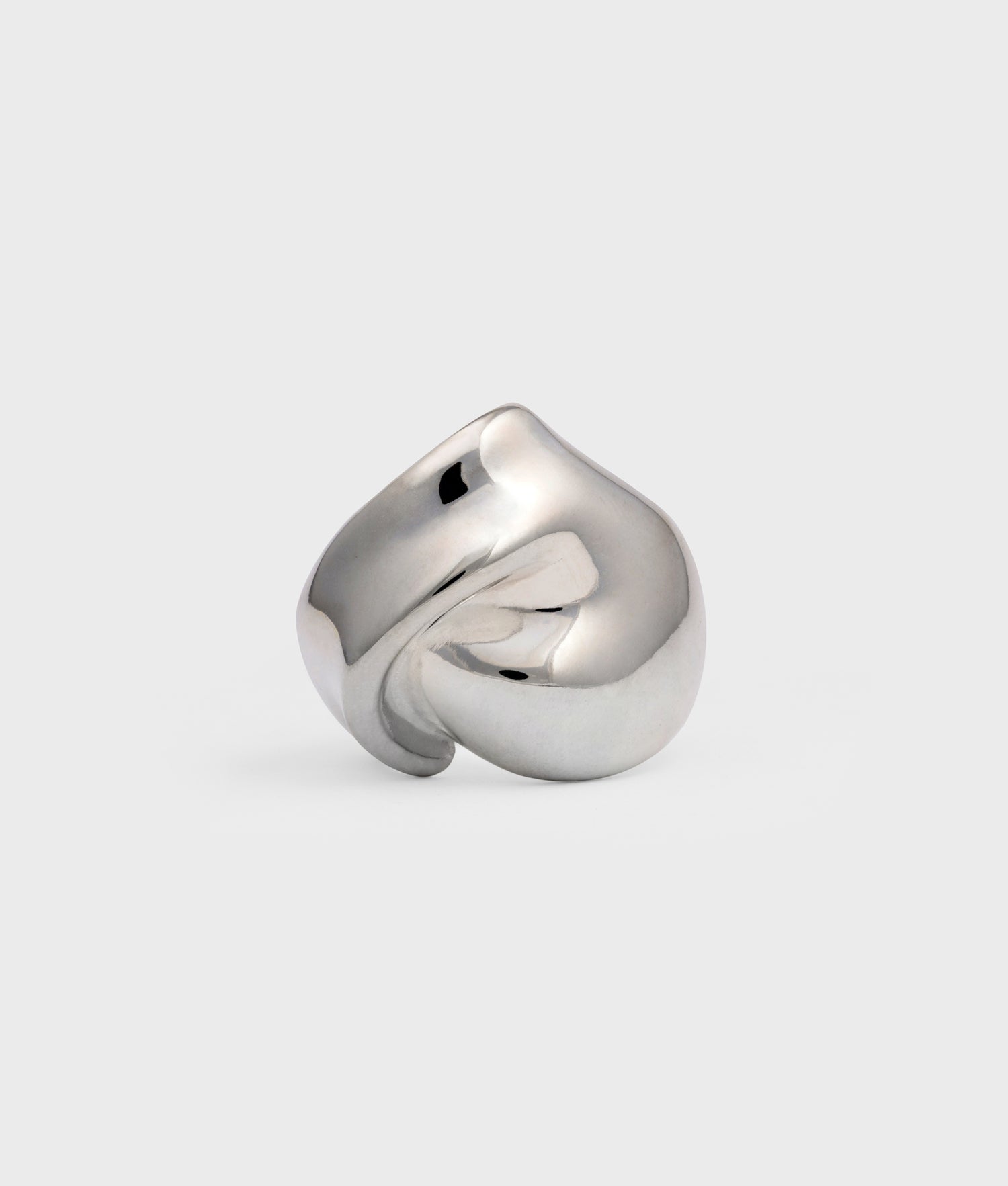 El Anillo Wave es una pieza de joyería artesanal voluminosa y dinámica.