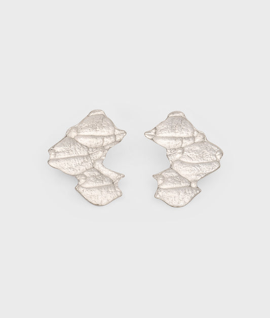 Pendientes artesanales inspirados en los bosques con texturas orgánicas de mucho detalle y hechos a mano en Plata de Ley 925. 