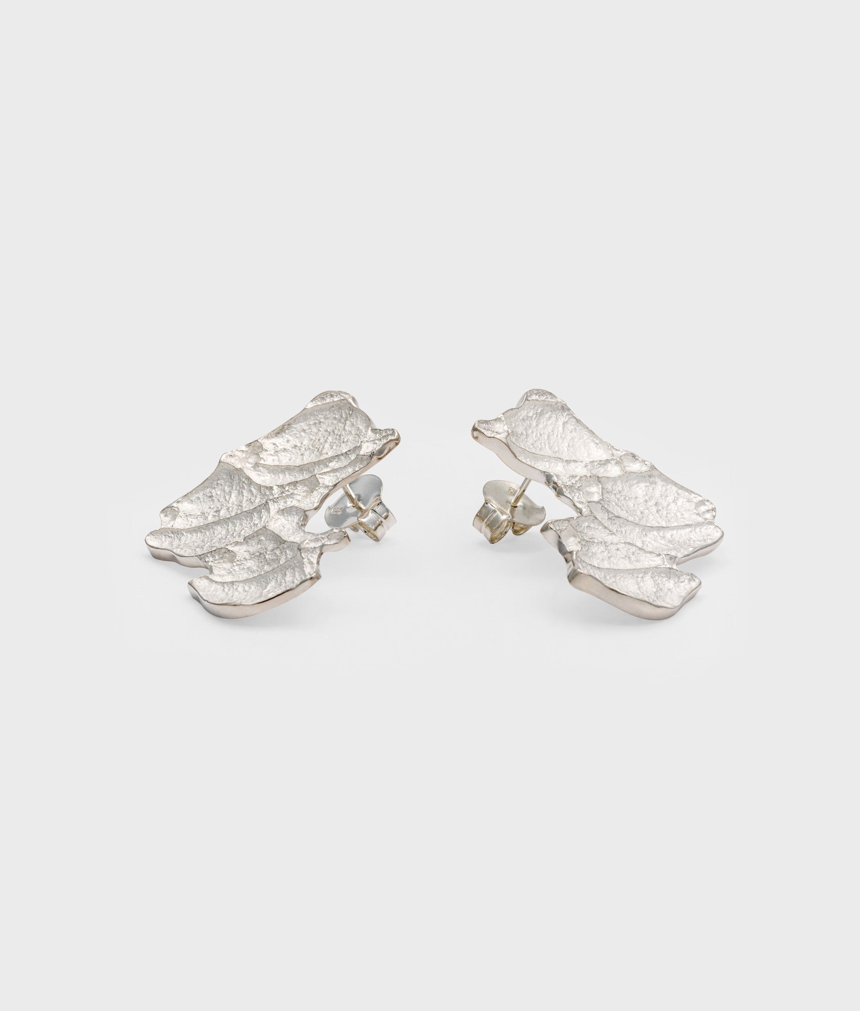 Pendientes artesanales con texturas en forma de hojas o pétalos hechos a mano en Plata de Ley 925 